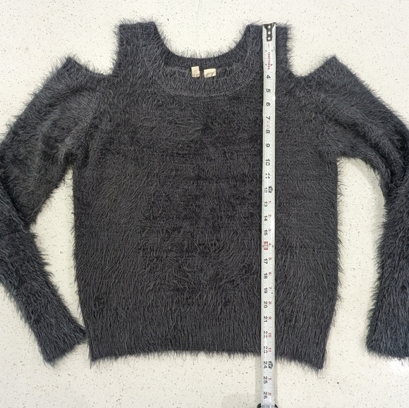 Moth by Anthropologie Bienne Gray Chenille Eyelash Fuzzy Sweater Cold Shoulder L - Picture 6 of 11